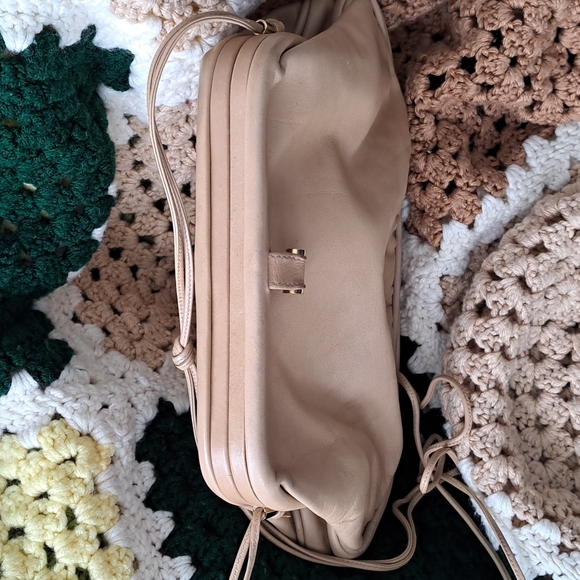 Vintage tan leather shoulder bag - Picture 2 of 9